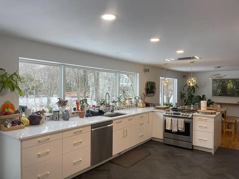 140 Adirondack Dr — Photo 2