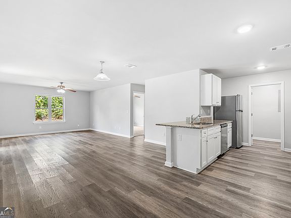 5th image of 123 W Lexington Ave
