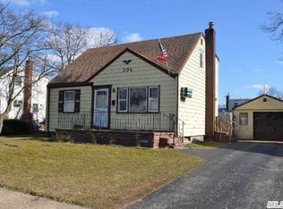 306 Pleasantview Ct, Copiague, NY 11726