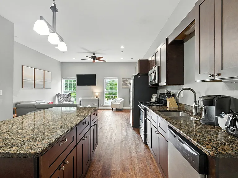 492 N Thomas St — Photo 44