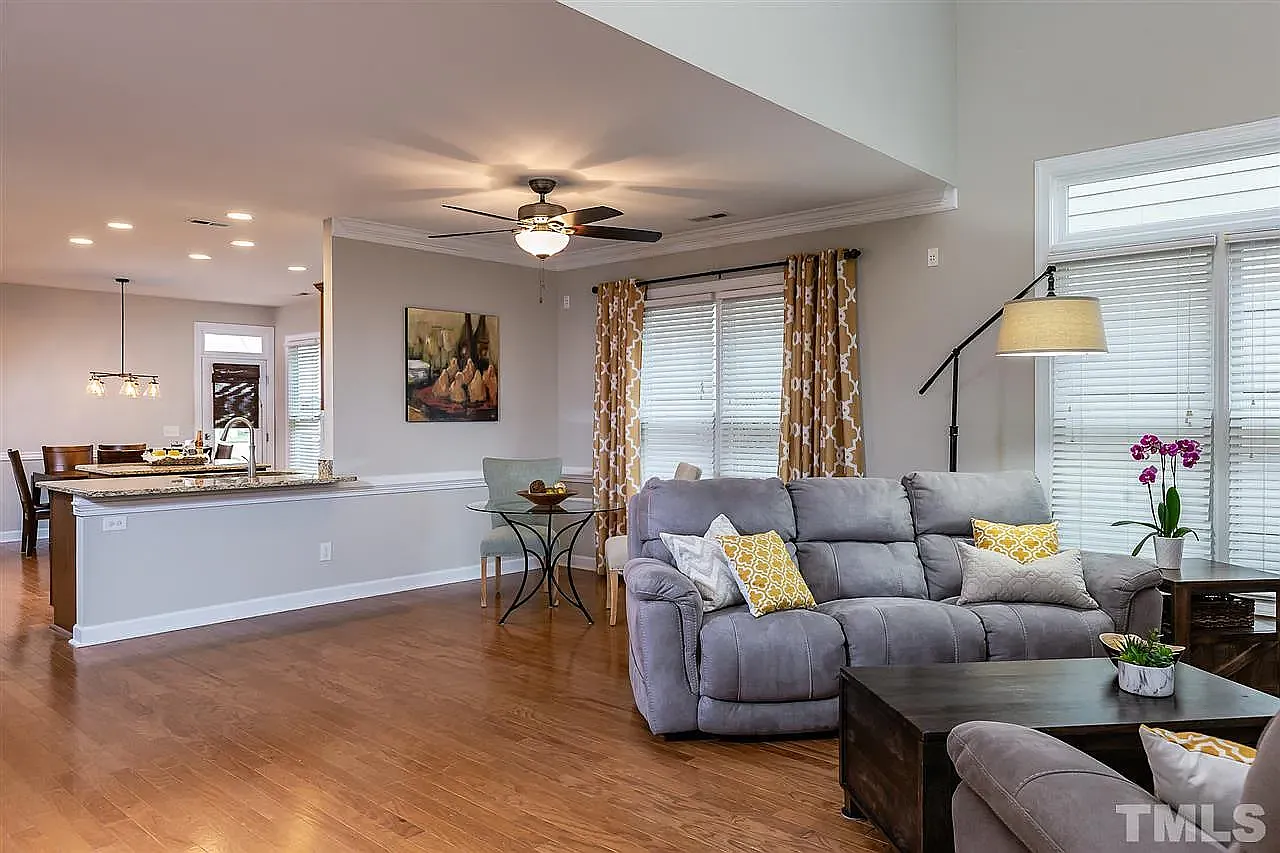 3 bed, 2.5 bath, 2222 sqft, $2,350 — Photo 3