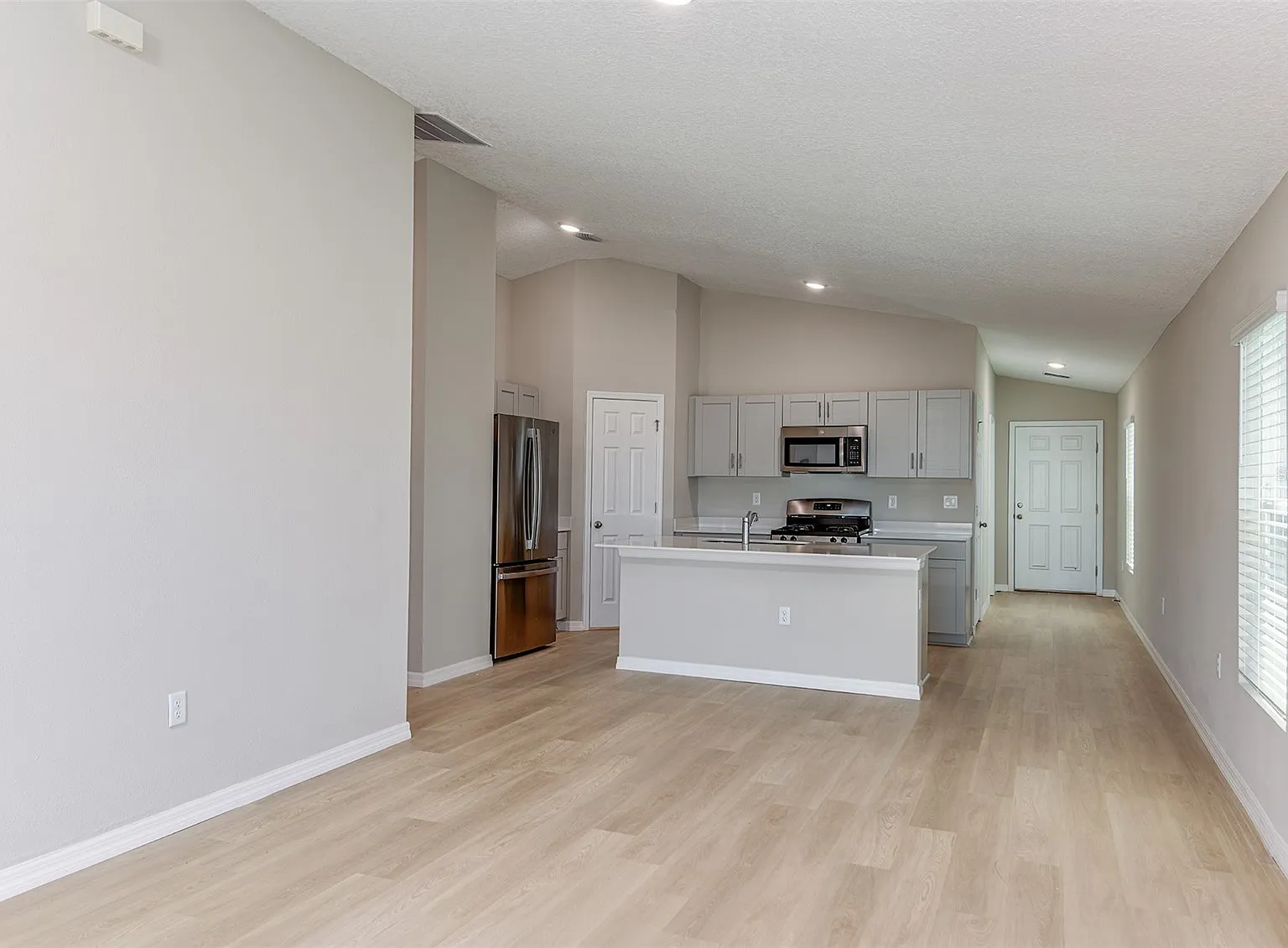 3 bed, 1615 sqft, $1,950 — Photo 4