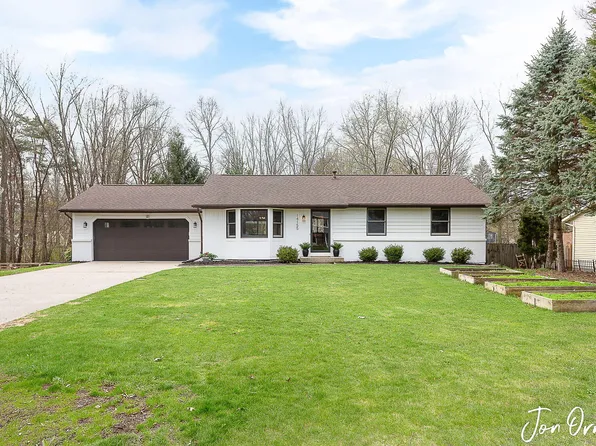 14155 Deer Cove Dr, Holland, MI 49424