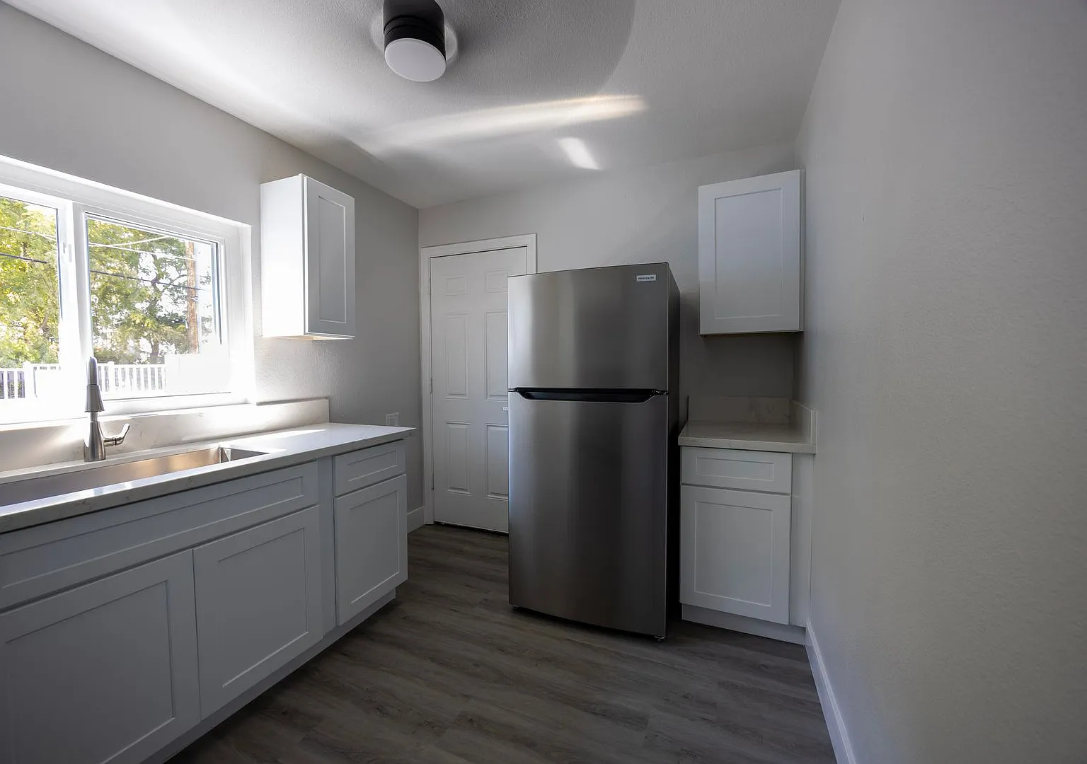 Oversized 800 SQ FT Boutique 1-Bed | Utilities Included | Steps to Main Street — Photo 3