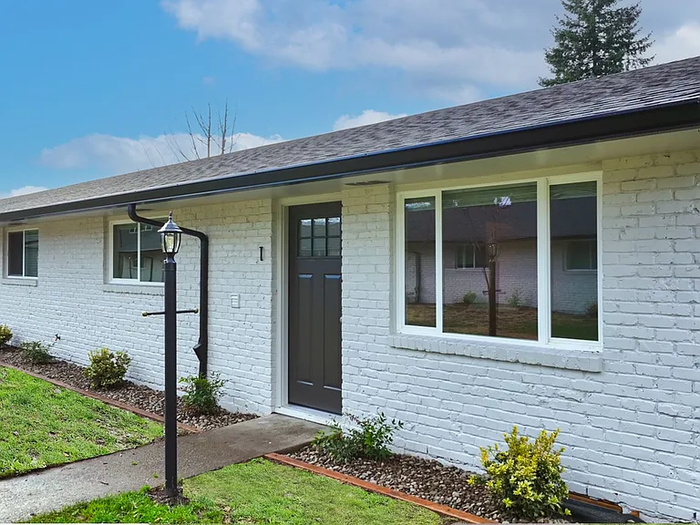 Hillsboro Court — Photo 4