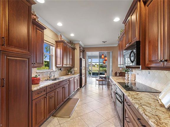 5th image of 8583 Fairway Bend DR