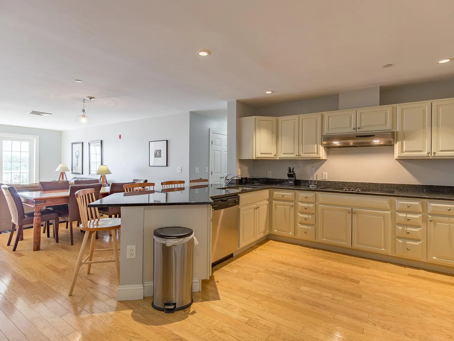 3 bed, 1460 sqft, $2,400 — Photo 4