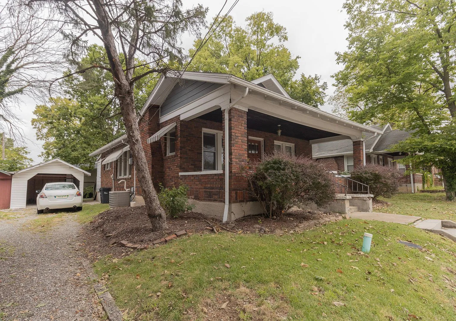2 Bedroom House Just Steps From Downtown & Campus — Photo 2