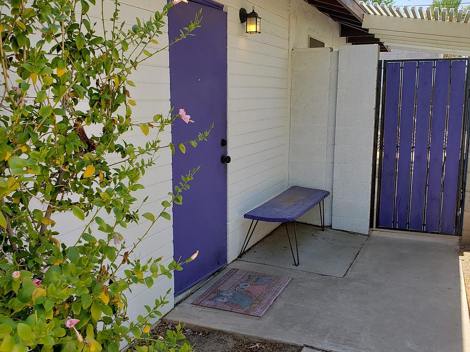 Separate side entrance for the guesthouse