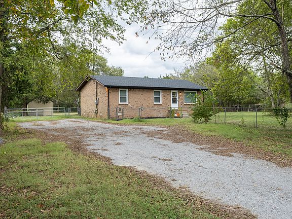 2nd image of 908 Twin Oak Dr
