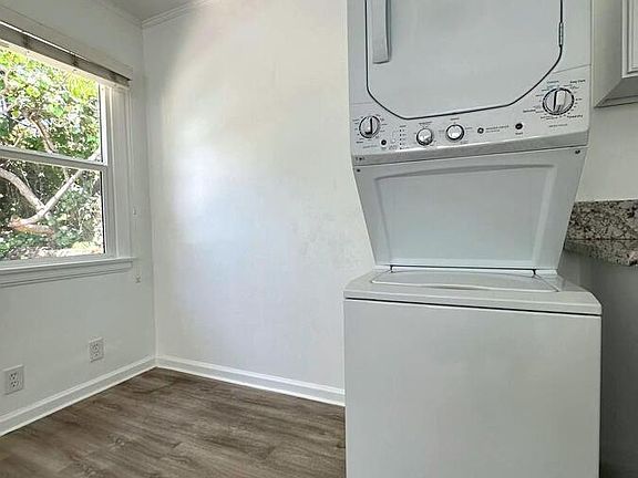 3rd image of 1556 S Beverly Glen Blvd #1562