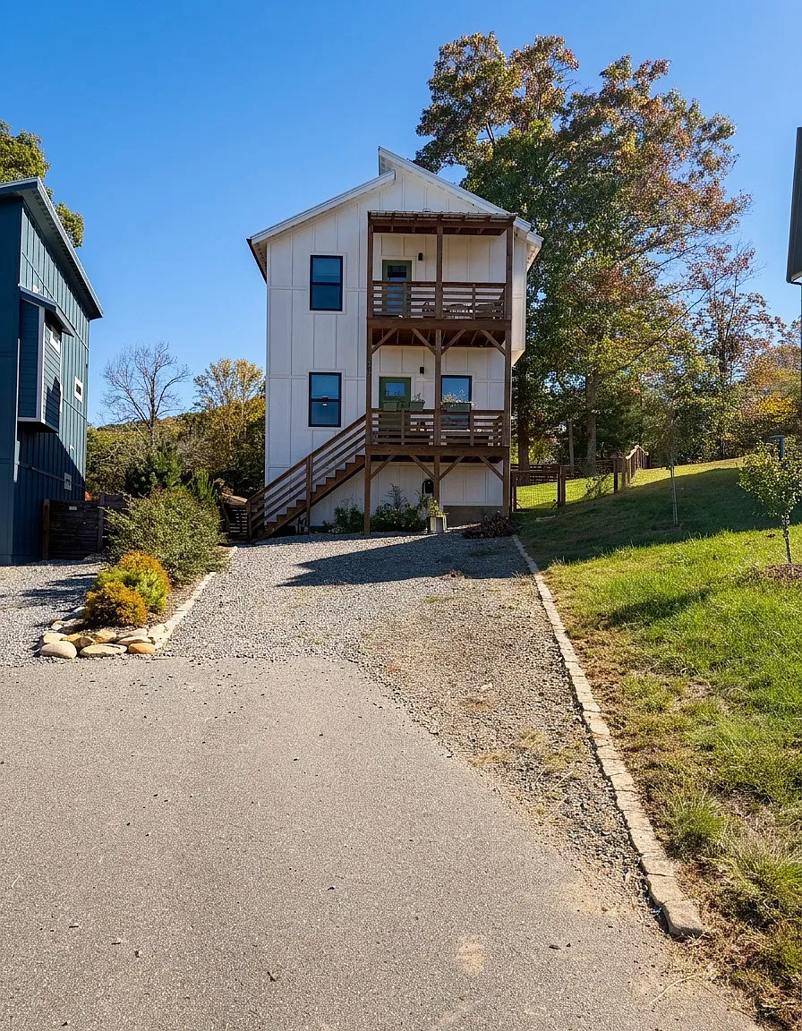 3 bed, 2.5 bath, 1370 sqft, $2,600 — Photo 1