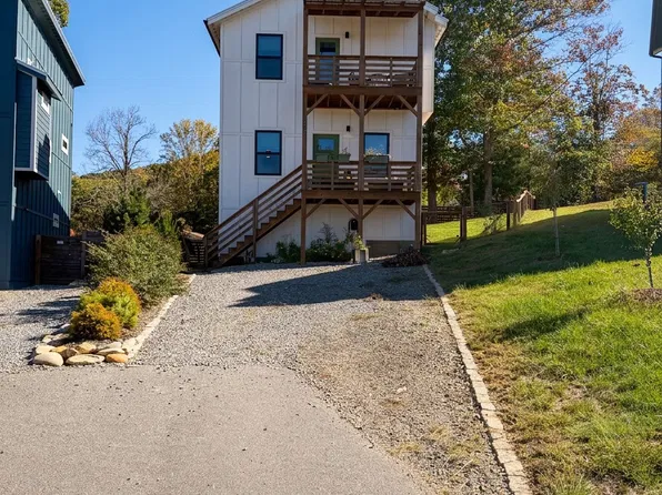 620 Salem Heights Ln, Swannanoa, NC 28778