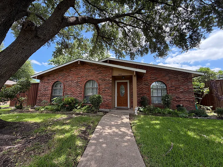 1410 Paris Dr — Photo 1