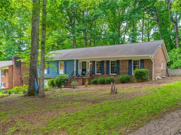 2151 Foxhunter Ct, Winston Salem, NC 27106