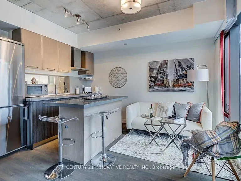 560 King St W #408 — Photo 2