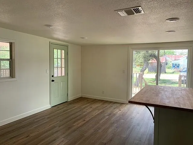 510 Avenue F — Photo 12