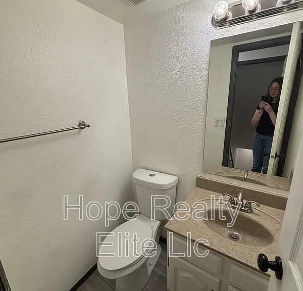 2079 Sussex Ln — Photo 11