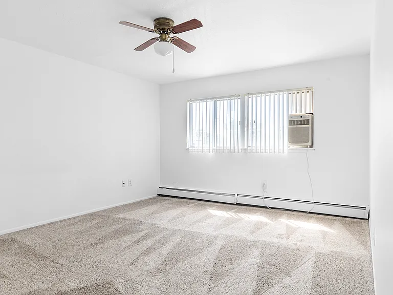 Dearborn Club Apartments — Photo 12