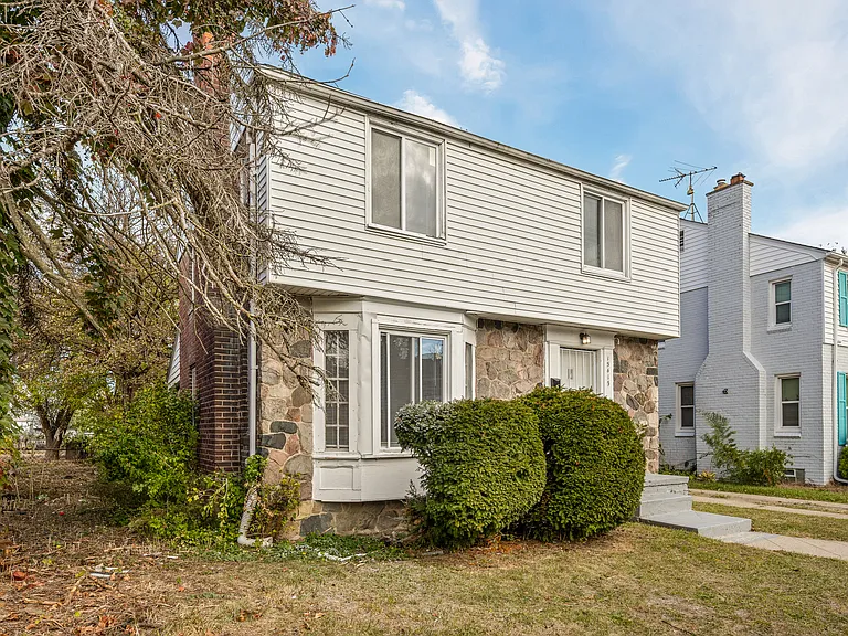15415 Mapleridge St — Photo 4