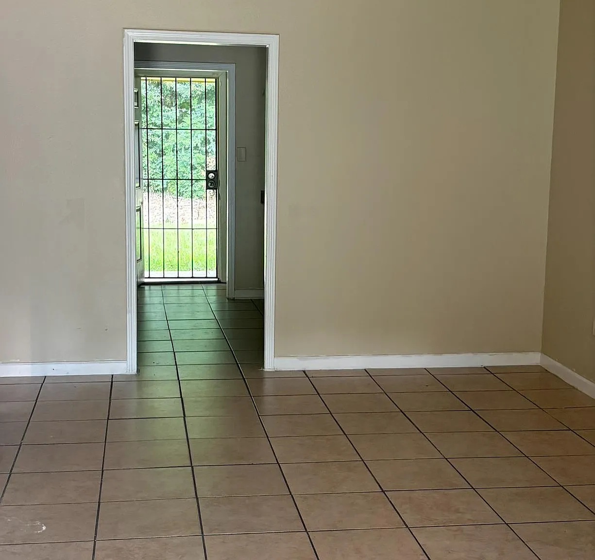 2 bed, 1100 sqft, $950 — Photo 2