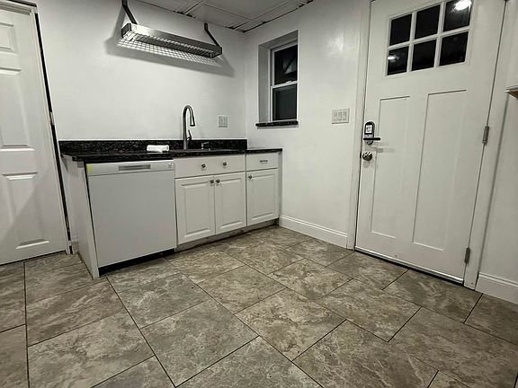 4th image of 1164 Lonsdale Ave #4