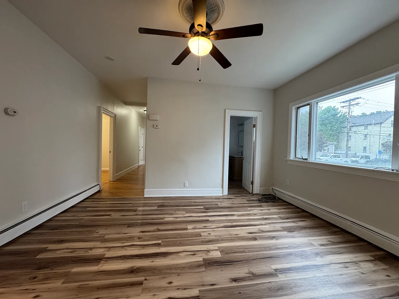 4 bed, 1000 sqft, $2,400 — Photo 3