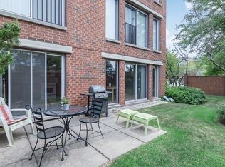 411 Kelburn Rd APT 122, Deerfield, IL 60015