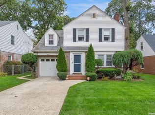 18 Maryland Ave, Freeport, NY 11520