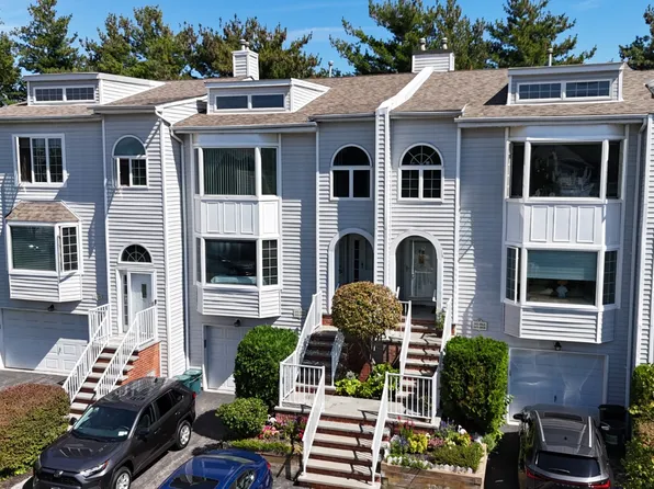 24188 Oak Park Dr #188, Little Neck, NY 11362