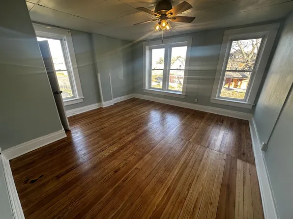 1614 S 11th St, Saint Joseph, MO 64503