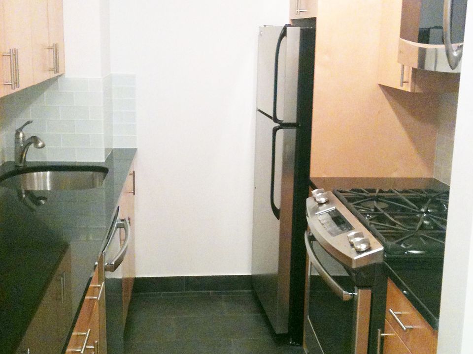 1st image of 330 E 46th St #18