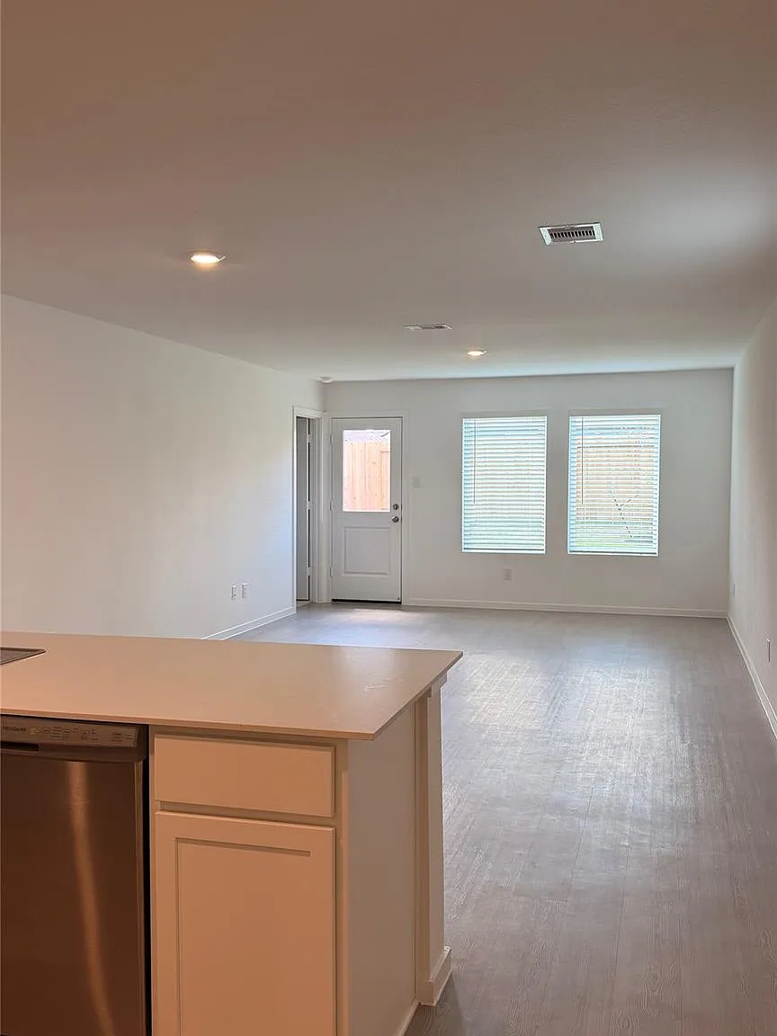 3 bed, 2.0 bath, 1409 sqft, $1,790 — Photo 2