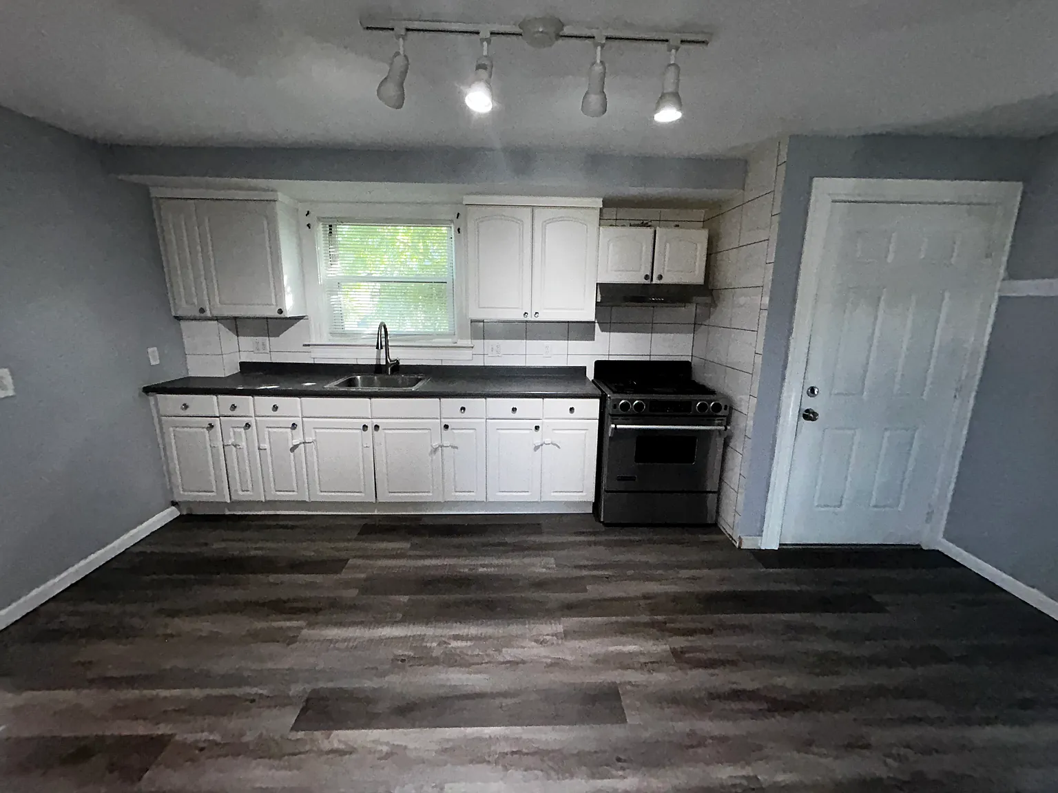 3 bed, 1000 sqft, $2,900 — Photo 2