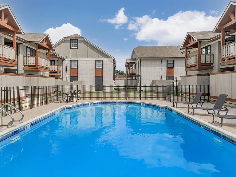 Estrella Park Apartments — Photo 3