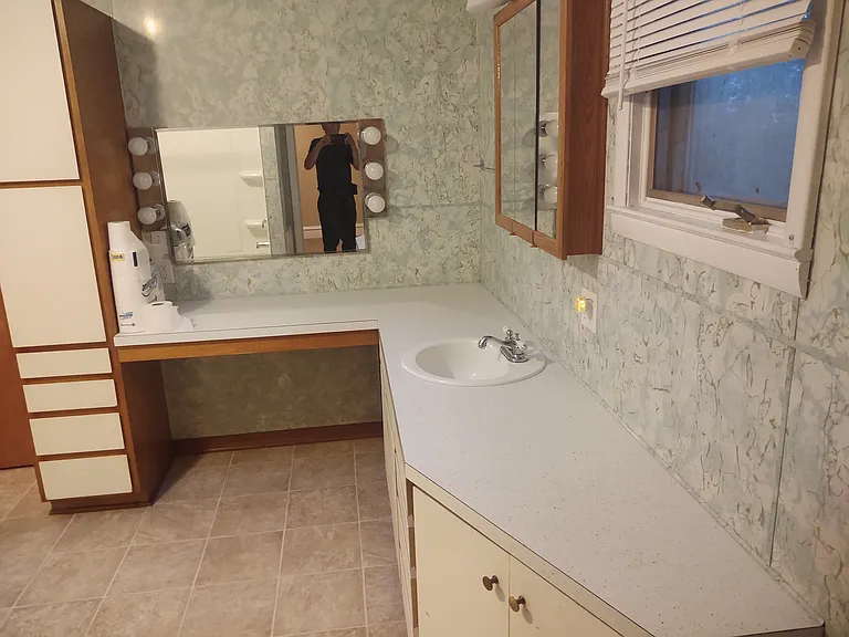 607 N Jackson St — Photo 3