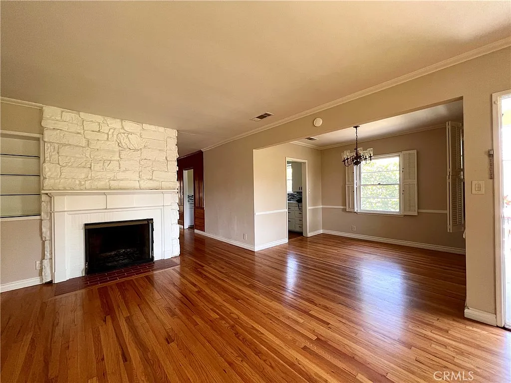 3 bed, 2.5 bath, 1899 sqft, $5,900 — Photo 2