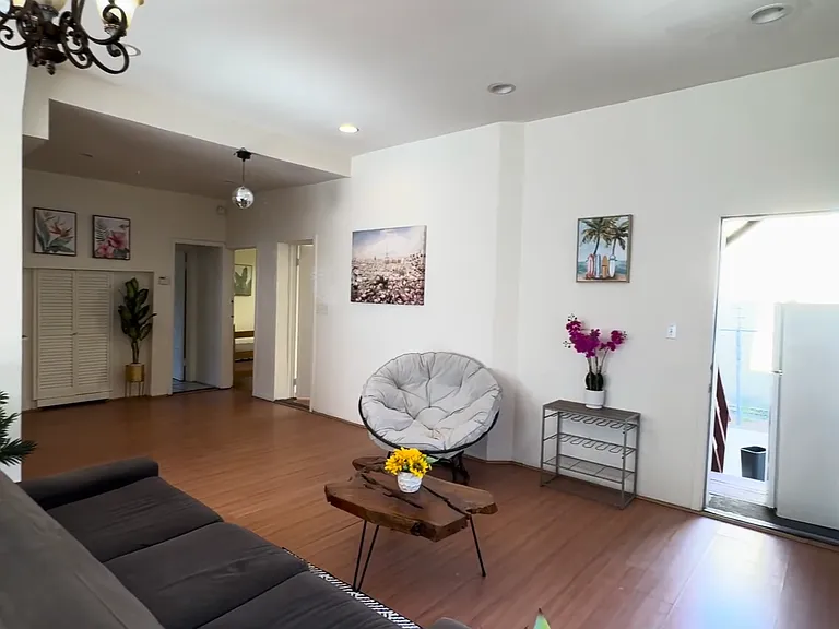 1142 W 37th Pl — Photo 8