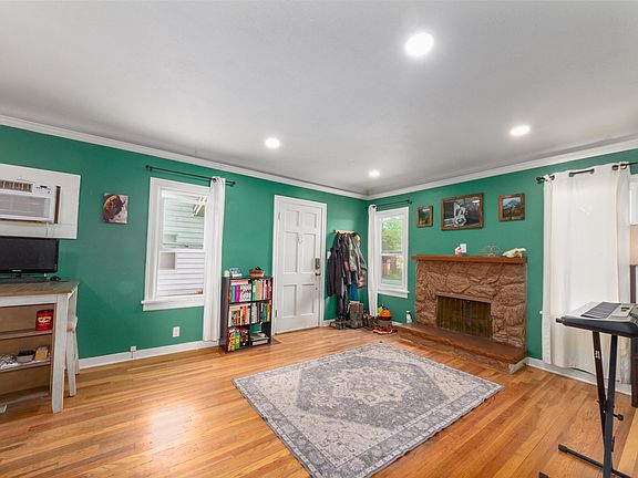 2nd image of 536 E Wellesley Ave