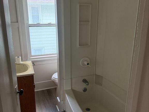 4th image of 178 Fairview Ave #178