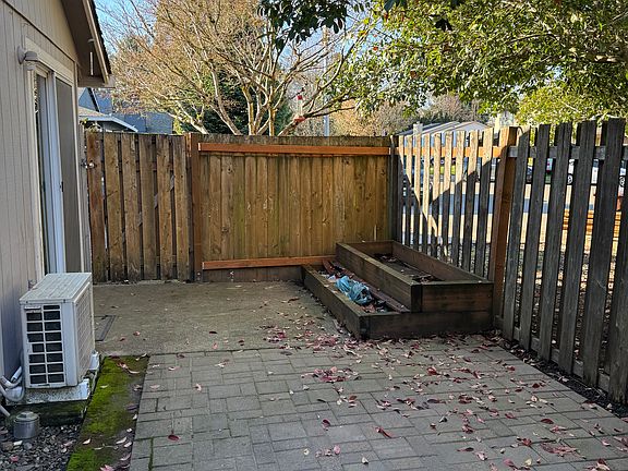 4th image of 2254 NE Barberry Ct