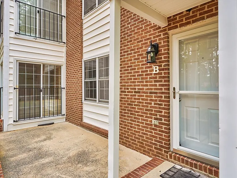 10 Pinehurst Mnr #B — Photo 3