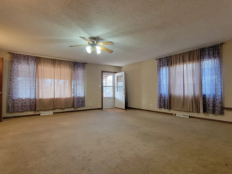 2348 E Walnut St — Photo 21