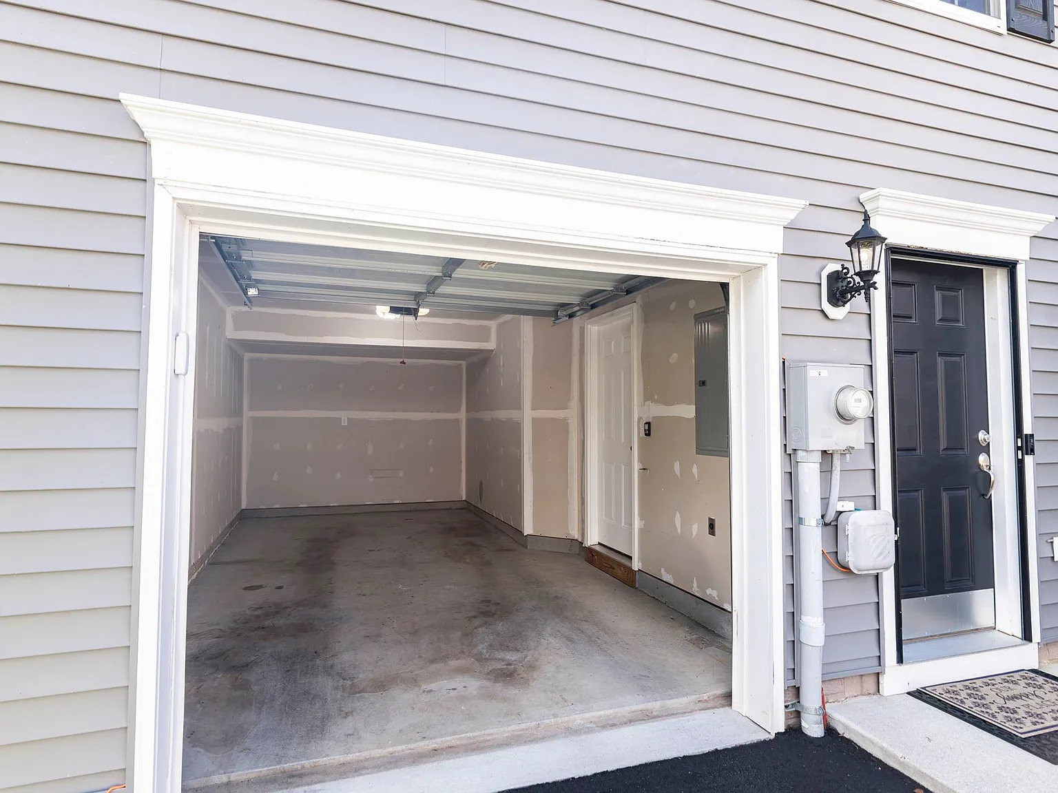 3 bed, 1948 sqft, $2,300 — Photo 2