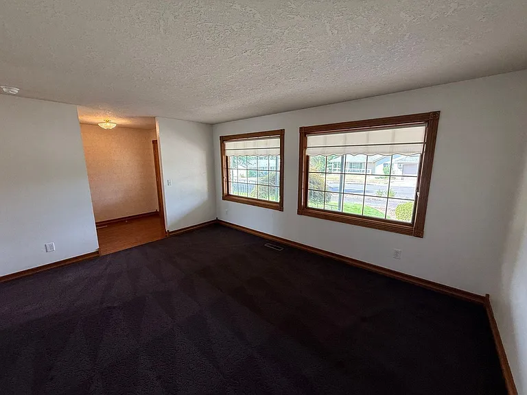 460 SE Conifer Pl — Photo 4