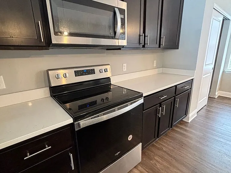 86 Hawthorne Dr — Photo 3