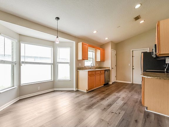 5th image of 128 Queens Ct