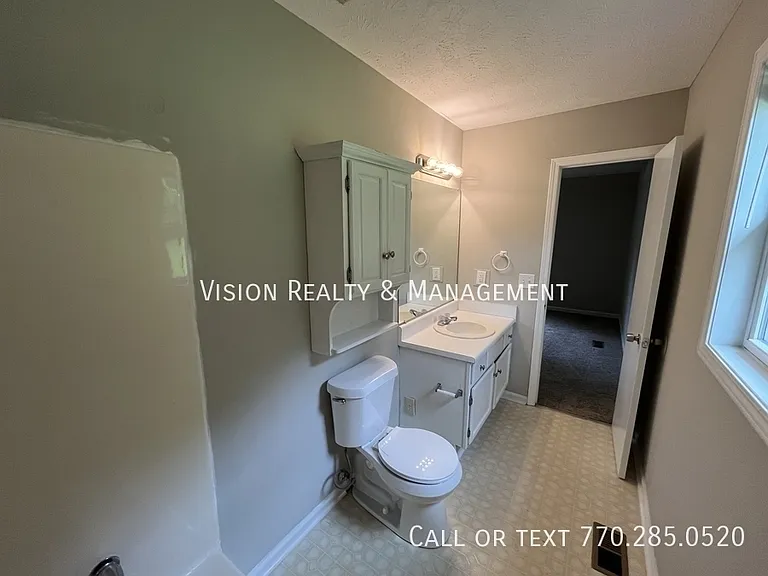 106 Barton Ln — Photo 4