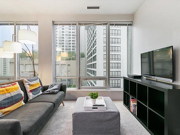 3rd image of 989 Nelson St #513