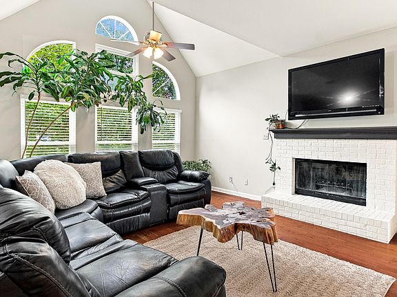 4th image of 9905 Crestline Dr